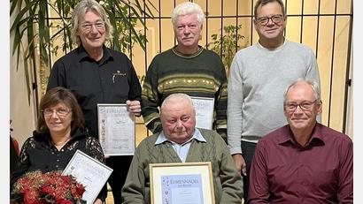 Bild: OGV Lochau-Riglasreuth/exb
Die Geehrten und die Verantwortlichen (stehend, von links) Siegfried Sirtl, Gerhard Schlicht und Kreisfachberater Harald Schlöger sowie (sitzend, von links) Monika Sirtl, Otto Malzer und Vorsitzender Volker Pöhlmann.