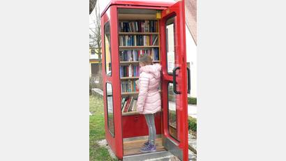 Archivbild: lep
Telefonzellen umfunktioniert in einen Bücherschrank: Ein solches Exemplar – wie hier in der Vergangenheit in Kirchenthumbach fotografiert – könnte möglicherweise auch bald in Pirk stehen.