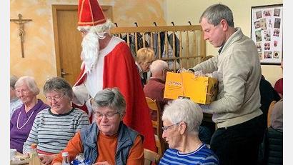 Bild: bjo
Der Nikolaus verteilt beim Seniorennachmittag Geschenke mit Pfarrer Werner Sulzer.