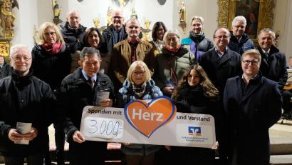 Bild: le
Vertreter der Volksbank-Raiffeisenbank Nordoberpfalz Floß verteilen 3300 Euro an Vereine und Kirchengemeinden.