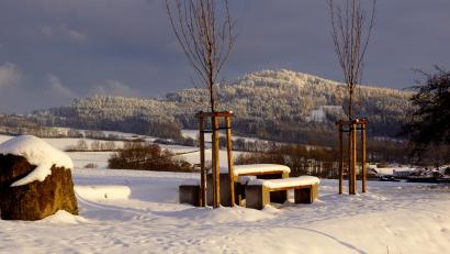 Bild: bkr
Der erneuerte Aussichtspunkt bietet unter anderem einen Blick auf den den Armesberg (Hintergrund) mit seiner Wallfahrtskirche. Rechts unten sind die ersten Häuser der Ortschaft Zinst zu sehen.