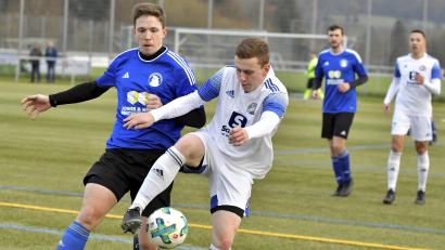 Archivbild: Hubert Ziegler
Der Raigeringer Markus Paul (rechts) behauptet im Punktspiel gegen den FC Edelsfeld den Ball gegen Patrick Dehling. Die Raigeringer sind zur Winterpause Tabellenführer der Fußball-Kreisliga Süd und haben angesichts des leichteren Restprogramms als die Konkurrenz gute Chancen auf die direkte Bezirksliga-Rückkehr.