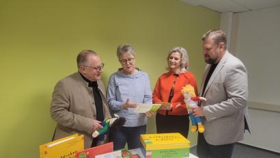 Bild: Tanja Krug/exb
Die Vertreter des Lions-Club Weiden bringen 2500 Euro mit und erfahren mehr von der Arbeit bei Donum Vitae: (von links) Elmar Baumer, Elisabeth Schieder, Andrea Lang und Bastian Braun.