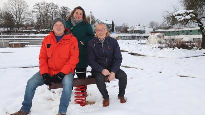 Bild: mrr
Dritter Bürgermeister und Theaterregisseur Gerhard Schnabel (von links), Goaslandler-Chefin Franziska Haas-Würz und Erster Bürgermeister Erwin Geitner testen die neue und durch die Goaslandler-Spende finanzierte Wippe im Freibad-Spielplatz.