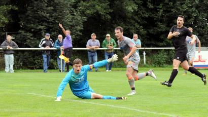 Archivbild: hho
Der TSV Waldershof ist gegen das Spitzenduo der Kreisliga Süd, Union Selb und FC Tirschenreuth, in dieser Saison ungeschlagen. Das Bild zeigt eine Szene vom 4:3-Sieg gegen Tirschenreuth. Luca Foti (Mitte) schießt zum 3:1 ein, FC-Torwart Tobias Siegert und Andreas Gradl (rechts) sind ohne Abwehrchance.