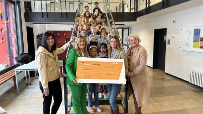 Bild: ge
In der Vilsecker Schule übergab Brigitte Meller (Zweite von links) den Scheck und die Geschenke an Melanie Sichelstiel von der Sozialwerk-GmbH. Rechts Rektorin Petra Ligensa, links Standortleiterin Siegrid Gillner-Eberle.