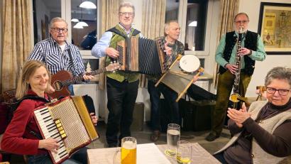 Bild: M. Storek/exb
Barbara Reichl, Rainer Marquardt, Erwin Hornauer, Wolfgang Külhorn, Herbert Storek und Margarete Roßmann (von links) spielten heuer zum letzten Mal auf.