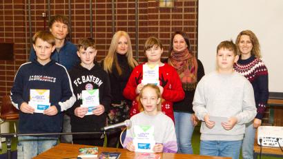 Bild: Jochen Neumann/exb
Schulsiegerin Magdalena Sauer (vorne sitzend) mit den weiteren Vorlesern (von links) Paul Spiersch, Julian Zwolan, Emilie Berschneider und Max Eder. Mit auf dem Bild sind (hinterste Reihe, von links) Klassenlehrer Bernd Bergler, Rektorin Sabine Graser sowie die Lehrerinnen Kristina Grünauer und Anna Graß.