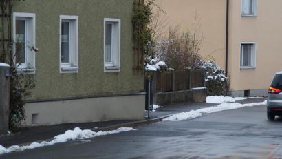Bild: Riedl/exb
Ein Haus an der Hofacker-/Mallersrichter Straße reicht deutlich in den Gehsteig hinein. Diese Stelle könne zur Gefahr für Kinder oder Rollstuhlfahrer werden, sagen Anwohner.