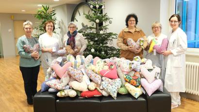 Bild: Klinikum/Dietl/exb
Der Kneippverein Fensterbachtal überreicht rund 200 Herzkissen an das Team der Frauenklink in Amberg.