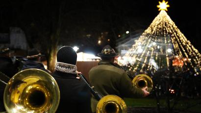 Archivbild: njn
Im Erbendorfer Stadtpark wird traditionell die Weihnachtspyramide, wie auf diesem Bild aus dem Jahr 2019, aufgestellt. Unbekannte haben sich nun an der Verkabelung zu schaffen gemacht.