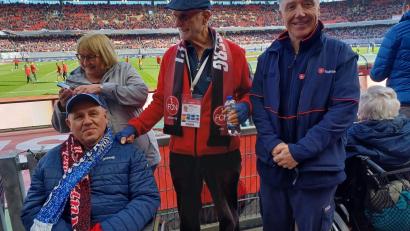 Bild: Malteser Weiden/exb
Zusammen mit Günther Koch darf Manfred noch einmal seinem Verein, dem FC Schalke 04, zujubeln.