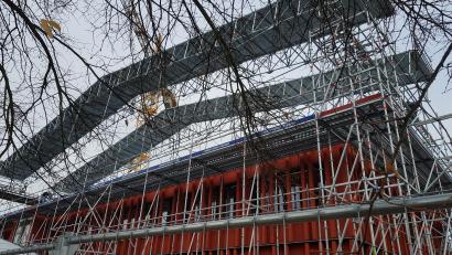 Archivbild: Benkhardt
Das Amt für Ländliche Entwicklung in Tirschenreuth hat derzeit mehrere Baustellen. Neben der Dachsanierung des Gebäudes (Bild) sorgt auch die finanzielle Ausstattung von Fördermaßnahmen für Stirnrunzeln.