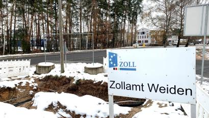 Bild: Gabi Schönberger
Die Lkw-Fahrer, die über die Wochenenden am Zollamt Weiden warten müssen bis die Behörde am Montagmorgen wieder öffnet, müssen nicht mehr lange ihre Notdurft im Gebüsch verrichten. Verag-Chef Johann Luxbauer will veranlassen, dass in dem Bereich eine mobile Toilette aufgestellt wird. Seine Firma wird auch die weiteren Kosten übernehmen.