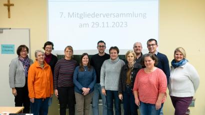 Bild: Hendrik Rosenboem/exb
Michael Luig (Zweiter von rechts) steht weiterhin an der Spitze des Fördervereins der Dr.-Johanna-Decker-Schulen Amberg.