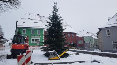 Bild: gi
Mitten in der zugeschneiten Baustelle sorgt der Weihnachtsbaum für das adventliche Grün.