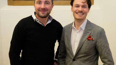 Bild: do
Neue Gesichter in der Internationalen Begegnungsstätte Kloster Speinshart und beim Förderverein. In der Jahreshauptversammlung des Vereins stellt sich der künftige Konzert- und Kulturmanager Moritz Kellner (rechts) vor. Mit im Bild Tim Pühl, der neue Schatzmeister des Fördervereins .
