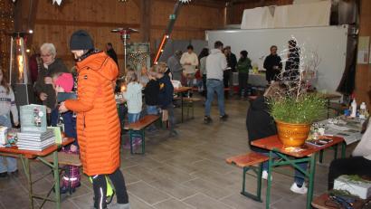 Bild: bjp
Jung und Alt hatten bei der Winterweihnacht in der alten Maschinenhalle der Gänsmühle viel Spaß beim Basteln weihnachtlicher Schmuckstücke. Viele der Kinder kannten den Öko-Hof schon von ihrer Zeit in der Trabitzer Kindertagesstätte, die seit Jahren mit dem mehr als 450 Jahre alten Gut zusammenarbeitet.
