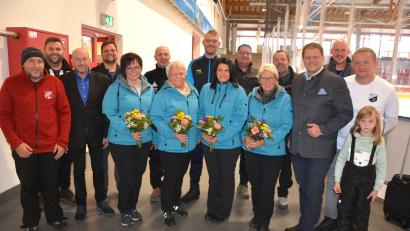 Bild: jr
31 Eisstock-Teams beteiligten sich am Winterturnier des SV Steinmühle in der Mitterteicher Eissporthalle. Fünf Damen-Teams trugen dabei einen eigenen Wettbewerb aus. Im Bild Vertreter der besten Mannschaften mit SV-Eisstock-Spartenleiter Andreas Reichl (rechts), Bürgermeister Stefan Grillmeier (Dritter von rechts) und Stadtverbandsvorsitzendem Peter Haibach (Dritter von links).