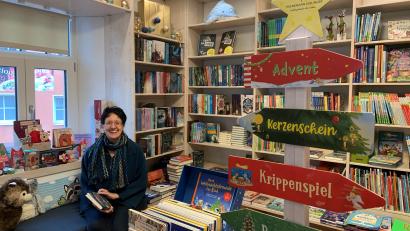 Bild: Stefanie Roth
Der Lieblingsplatz von Doris Baumann: Die neue Sitzbank unter dem Fenster in der Buchhandlung Bodner in Pressath soll zum Schmökern animieren.