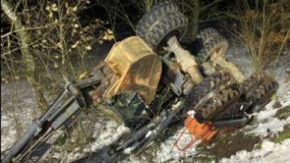 Bild: Polizeiinspektion Amberg
Der Fahrer dieses Baggers kam am Donnerstagnachmittag bei Hainstetten von der Straße ab.