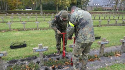 Bild: Bundeswehr LogBtl 472/exb
Soldaten aus der Kaserne in Gärmersdorf pflanzten in Belgien 28 000 Pflanzen.