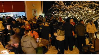 Bild: GOV Fuchsberg/exb
Dicht gedrängt am Feuerwehrhaus: Die Fuchsberger Dorfweihnacht ist ein Erfolg.