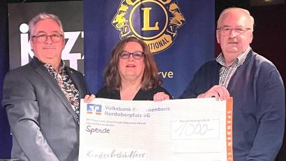 Bild: Lions Club/exb
Leslaw Ostaszewski (links) und Andrea Schubert überreichen die Spende an Herbert Putzer.