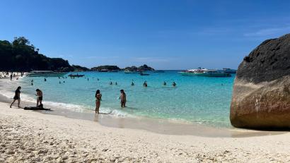 Bild: Carola Frentzen/dpa
In der Hauptsaison tummeln sich viele Ausflugsfähren vor den weißen Stränden der Similan Islands und der Surin Islands.