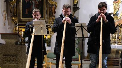 Bild: le
Die Alphornbläser aus Pleystein bereichern mit ihren Tönen das 8. Adventssingen im katholischen Gotteshaus.
