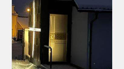 Bild: Markus Braun/exb
Das Kolumbarium am Friedhof Waldsassen mit seinen künstlerischen Gestaltungselementen ist vor allem nachts ein besonderer Blickfang.