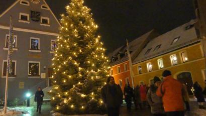 Bild: rn
Am Eschenbacher Christbaum, den Bürgermeister Marcus Gradl als „schönsten Christbaum Bayerns“ bezeichnet, wird morgen auch das Friedenslicht aus Bethlehem leuchten.