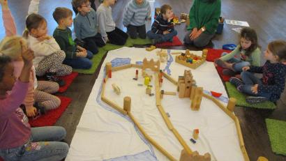 Bild: Fröhlich/exb
Die Vorschulkinder bauen bei ihrem Besuch im Museum ein Stadtmodell.