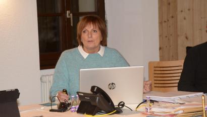 Bild: bey
Petra Brenner legt im Marktgemeinderat eine erfolgreiche Bilanz ihrer Arbeit im ersten Jahr nach ihrer Berufung in das Amt der Quartiersmanagerin für den "Marktplatz der Generationen" vor.