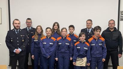 Bild: u
Steiningloh-Urspring hat wieder eine Jugendfeuerwehr: Zweiter Kommandant Quirin Stauber, (von links), Kommandant Josef Giehrl, Valentina Lederer, Laura Kummer, Hanna Ries-Pfab, Amy Pfab, Jannis Fischer, Anna Eierer, Jugendwart Tobias Kummer, Markus Eierer und Kreisbrandmeister Marco Weiß.