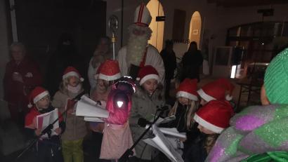 Bild: gz
Der Kinderchor der Anton-Bruckner-Musikschule singt beim Nikolausempfang am Eslarner Rathaus.