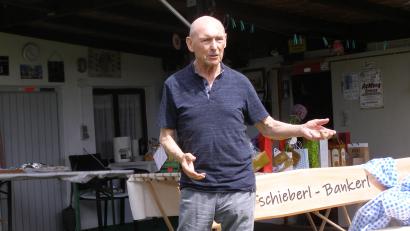 Archivbild: pz
Karlheinz Hoyer (im Bild bei seinem 80. Geburtstag im Juni 2021) tritt von seinem Ehrenamt als Zweiter Bürgermeister zurück.