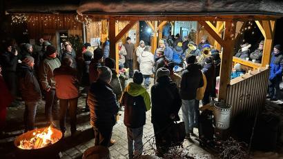 Bild: pi
Die vielen Besucher genießen die vorweihnachtliche Atmosphäre beim Waidhauser Adventsfenster.