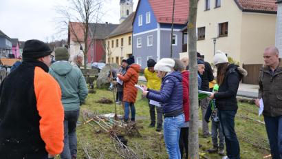 Bild: David Rieß, ALE Oberpfalz/exb
Im Rahmen der Dorferneuerung Kohlberg wurde jetzt die Aktion „Blüten für alle“ durchgeführt – dabei konnte Pflanzmaterial und Saatgut im Wert von über 4100 Euro an die Bürger verteilt werden