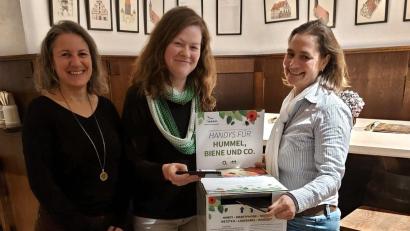 Bild: Anita Pedall/exb
Initiatorin Anita Pedall (links) und ihre Kolleginnen vom Nachhaltigkeitsstammtisch, Sandra Heberl und Heike Eyb (rechts), sind mit dem Ergebnis zufrieden. Sie denken über eine Wiederholung der Sammelaktion nach.
