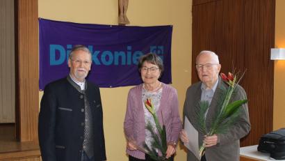 Bild: Heidi Klaus/exb
Siegfried Balzer (links) ehrte in seiner Funktion als Vorsitzender des Diakonievereins Amberg Susanne Hammer und Heinrich Kayser für jeweils 50 Jahre Mitgliedschaft.
