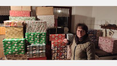 Bild: Erwin Kirchberger/exb
Elke Kirchberger vor einem Teil der Pakete.