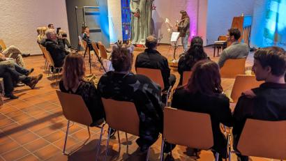 Bild: Begegnungscampus/exb
Andächtig lauschten die Zuhören den Musikstücken beim Benefizkonzert.