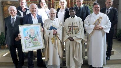 Bild: wec
Nach dem Abschiedsgottesdienst (von links): Kirchenpfleger Hans Gmeinwieser, Künstler Hans-Georg Hierl, Pfarrer Alfons Laumer, sein Nachfolger, Pater Joseph, mit weiteren Vertretern aus den Pfarreien Marklkofen, Poxau und Steinberg.