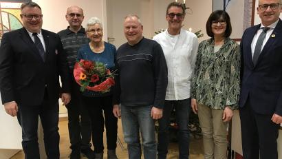 Bild: mma
Daniel Weidner (BRK/links), Dritte Bürgermeisterin Evi Höllerer (Zweite von rechts) und Bürgermeister Bernhard Lindner (rechts) gratulierten den Blutspendern (dazwischen, von links) Wolfgang Graf, Sieglinde Weiß, Hans Siegert und Peter Meiler.