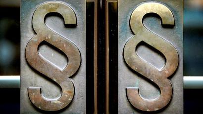 Symbolbild:  Oliver Berg/dpa 
Nach der Verurteilung zu dreieinhalb Jahren wurde der 62-Jährige in seine Zelle zurückgebracht. Die Richter ordneten Haftfortdauer für den Messerstecher an.