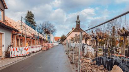 Bild: Susanne Forster
Schon mit Städtebaufördermitteln bezuschusst wurde die Neugestaltung der Philipp-Mühlmayer-Straße. Dort entsteht gerade die Quartiersgarage (links) und die Friedhofsmauer wird neu aufgemauert (rechts).