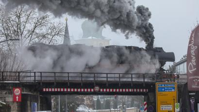 Bild: Wolfgang Steinbacher
Ein eindrucksvolles und seltenes Schauspiel: Die historische Dampflok 52 8195 überquert in Amberg die Regensburger Straße in Richtung Schwandorf und Regensburg.