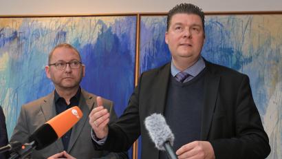 Bild: Michael Bahlo/dpa
Verdi-Chef Frank Wernicke (l) und der Verhandlungsführer der Länder, Hamburgs Finanzsenator Andreas Dressel in Potsdam.