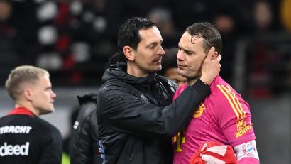 Bild: Arne Dedert/dpa
Frankfurts Trainer Dino Toppmöller (links) tröstet Bayern-Keeper Manuel Neuer nach dem 1:5-Debakel.